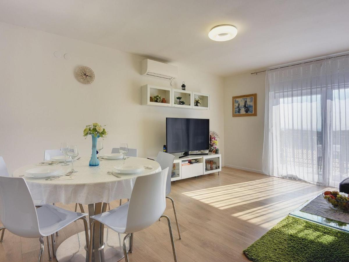 Apartmán With Balcony And Sea View