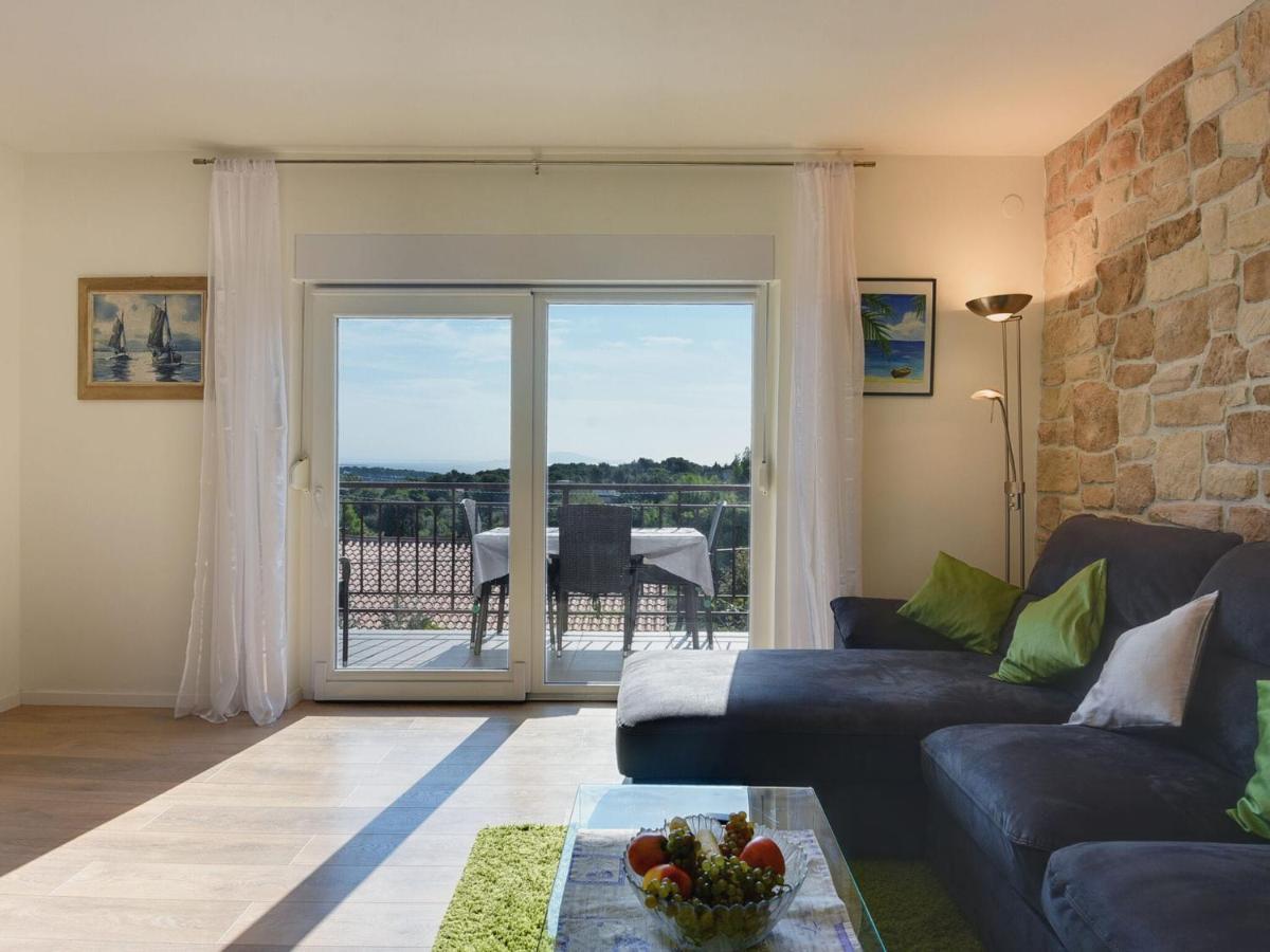With Balcony And Sea View Apartmán